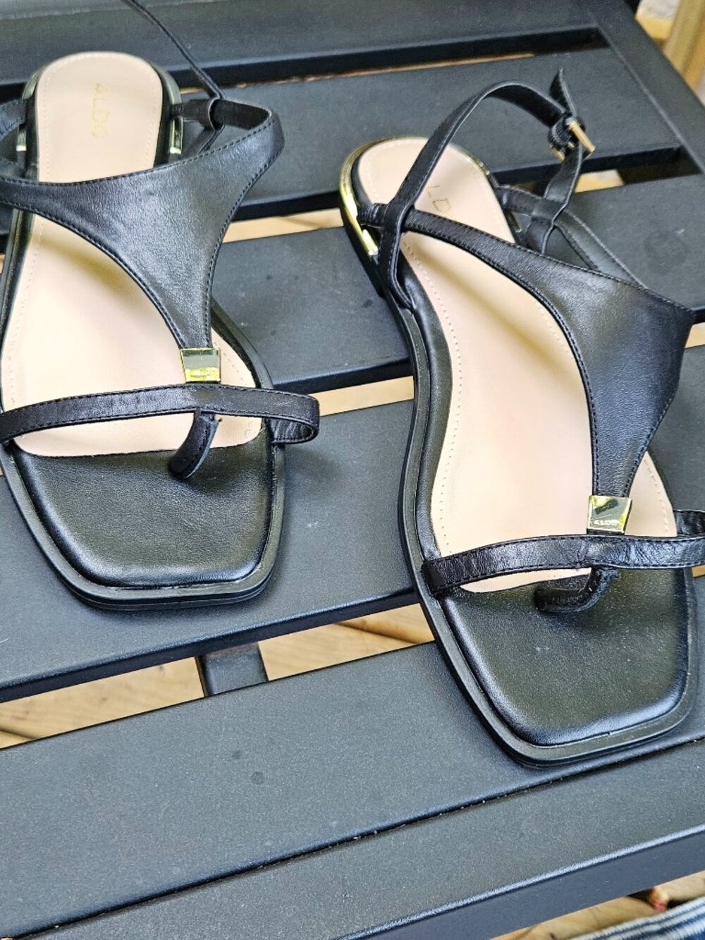 NWOT Aldo Black Leather Flat T-Strap Sandals Size 10
